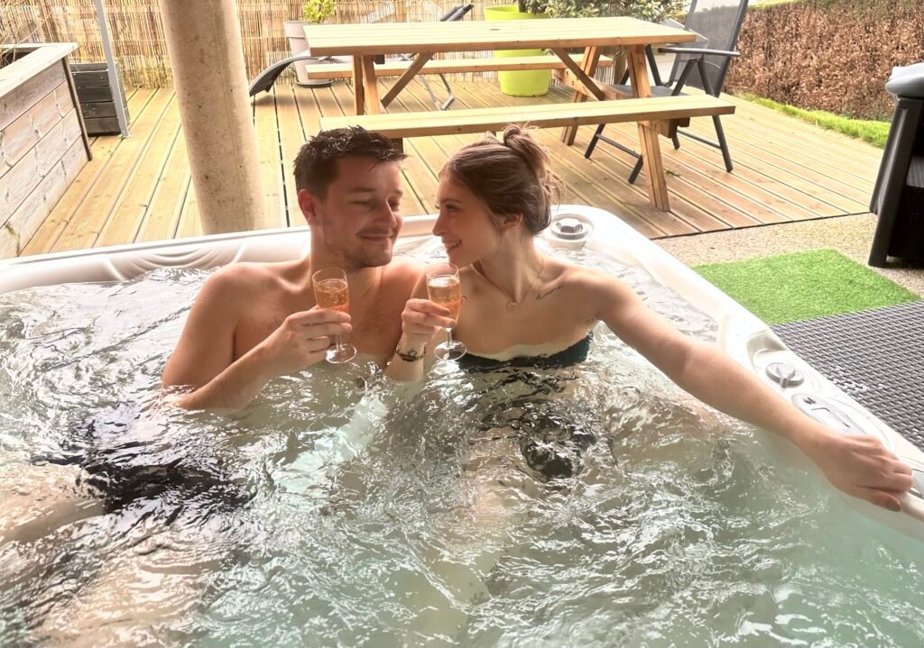 Photo de deux amoureux dans le spa privé du gite à Gérardmer